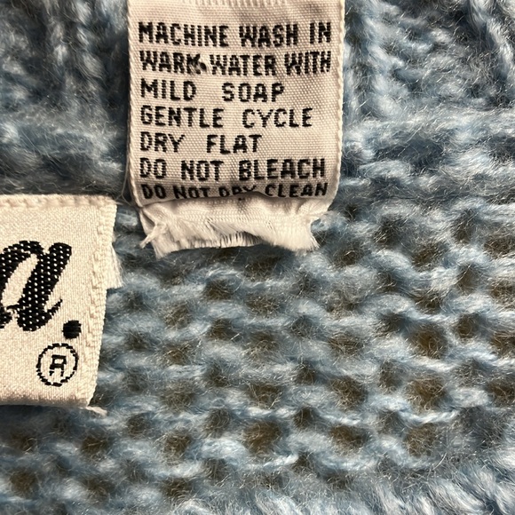 Via L. A. woman’s knit crew neck sweater. Size M - Picture 4 of 4